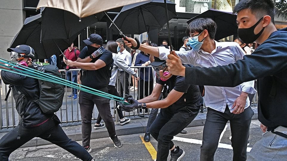 Χονγκ Κονγκ: Εκτός ορίων οι συγκρούσεις – Αστυνομικοί ξυλοκοπούν με μανία διαδηλωτή – Δείτε το σκληρό βίντεο